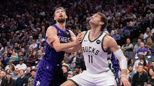 Sacramento Kings forward Domantas Sabonis (10) and Milwaukee Bucks center Brook Lopez (11) fight for position 
